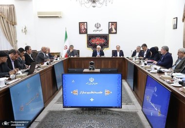 عارف: اجازه سوءاستفاده از شرایط آرام و با انسجام کشور را نمی‌دهیم/ وظیفه دولت پایداری قیمت‌ها به ویژه کالاهای اساسی است/ آثار تحریم در اقتصاد کشور را رد نمی‌کنیم اما در برابر توطئه‌های اقتصادی دشمنان تسلیم نمی‌شویم