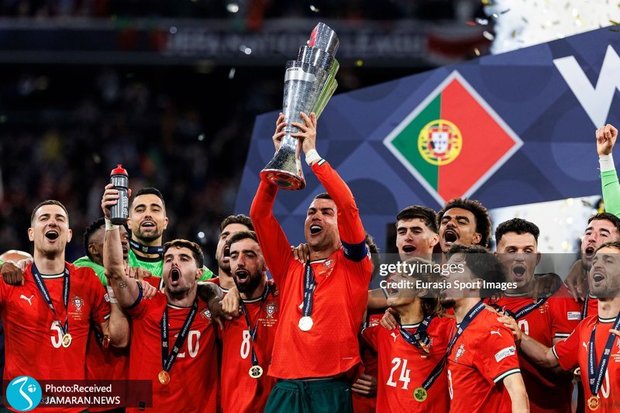 ویدیو| لحظه اهدای جام قهرمانی لیگ ملت های اروپا به رونالدو