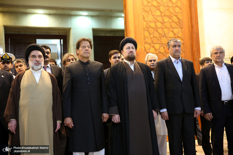 ادای احترام نخست وزیر پاکستان به مقام شامخ امام خمینی(س)