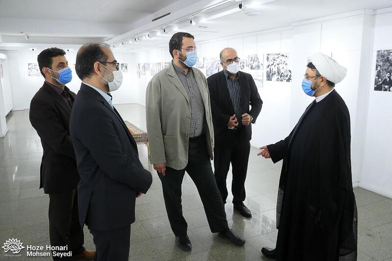 بازديد سرپرست موسسه تنظیم نشر آثار امام خمینی(س) از نمايشگاه عکس و نقاشی حوزه هنری