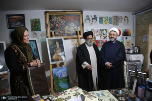 بازدید رئیس موسسه تنظیم و نشر آثار امام خمینی (س) از نمایشگاه عکس «امام دل‌ها‎»  و گذر فرهنگی هفته بر آستان آفتاب