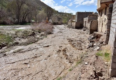 ‌نارضایتی اهالی مناطق ‌سیل‌زده از بی‌توجهی دولت ‌حضور سپاه از نخستین ساعات وقوع سیل در تبریز + فیلم و تصاویر