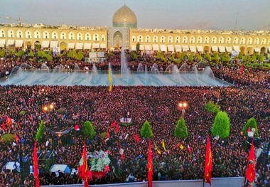 پیکر شهید محسن حججی در آغوش مردم اصفهان قرار گرفت