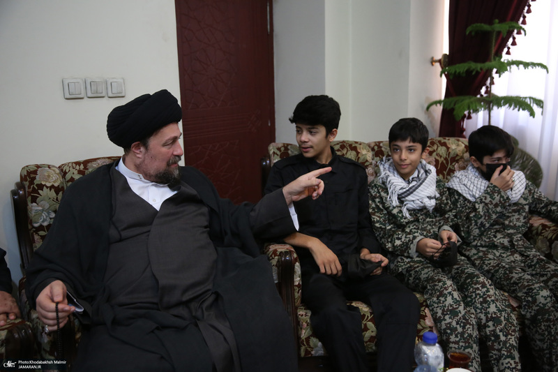 اقامه نمازسید حسن خمینی  بر پیکر شهید حیدری در حرم مطهر امام خمینی (س)