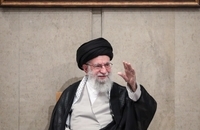 تصاویری از رهبر انقلاب در مراسم امروز حسینیه امام خمینی (3)