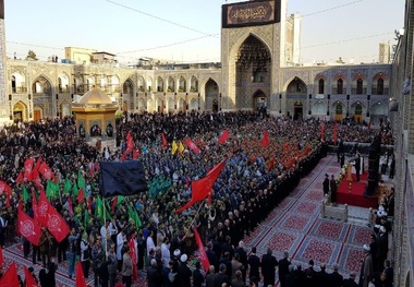 کاروان خادمین زائران اربعین حسینی از حرم مطهر رضوی بدرقه شد