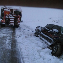 بازگشایی گردنه چری کوهرنگ  امداد رسانی به 35 خودرو گرفتار در برف