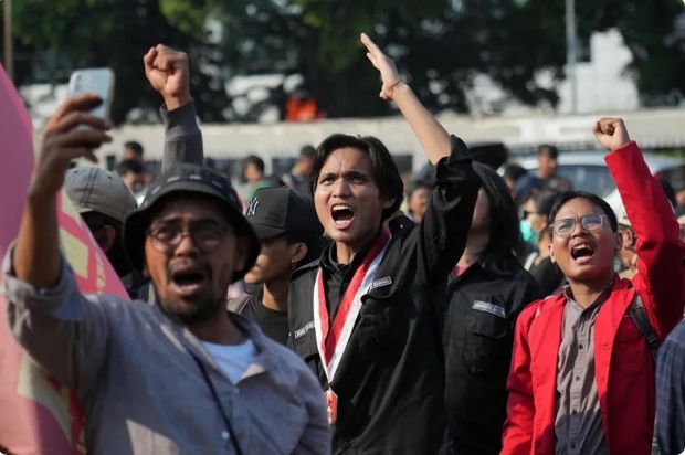 ناآرامی بزرگترین کشور اسلامی در جهان را فرا گرفت