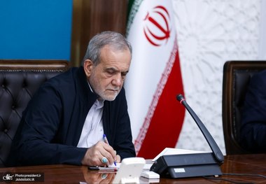 پزشکیان: ملتی که می‌خواهد زنده باشد باید کتاب را جدی بگیرد