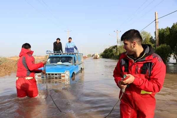 امدادرسانی به بیش از ۳۴۰۰ خانوار سیل زده خوزستانی  توزیع اقلام امدادی در میان آسیب دیدگان