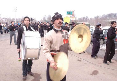 ساز عشق است و به دل هر زخم پیکان زخمه ای