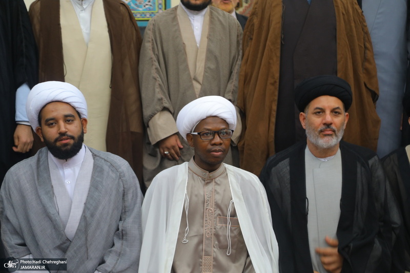 مراسم عمامه گذاری طلاب روز ولادت پیامبر اکرم (ص) و امام جعفر صادق (ع) در بیوت مراجع