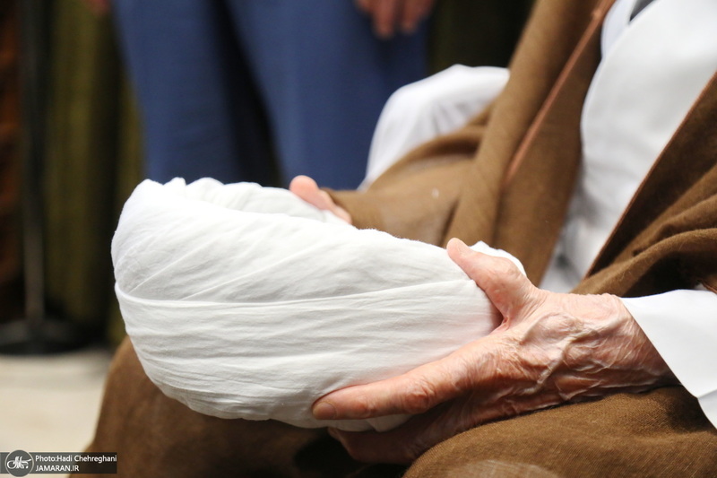 مراسم عمامه گذاری طلاب توسط آیت‌الله العظمی نوری همدانی و آیت الله فاضل لنکرانی در روز عید غدیر