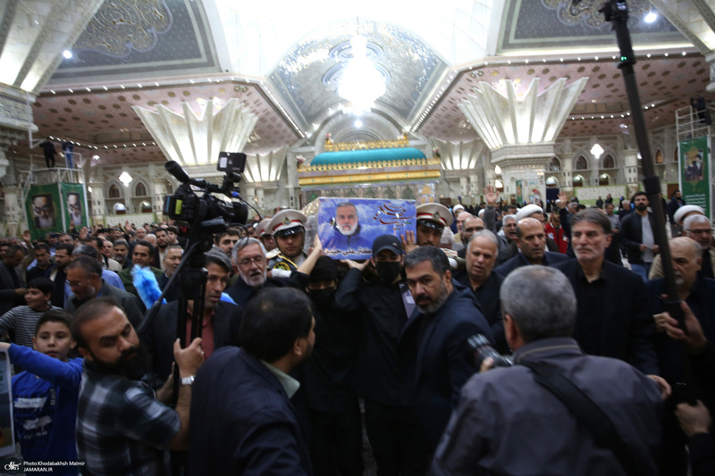 اقامه نمازسید حسن خمینی  بر پیکر شهید حیدری در حرم مطهر امام خمینی (س)