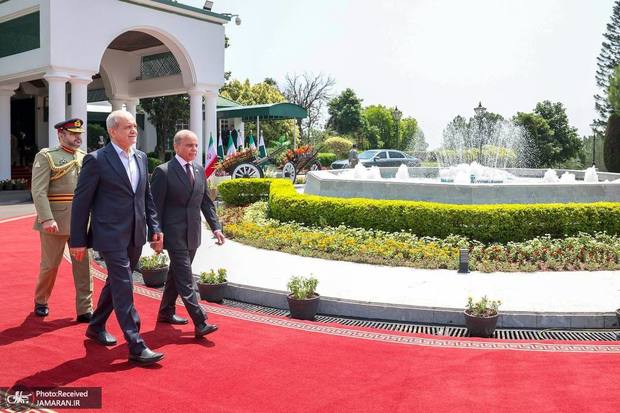 شهباز شریف به استقبال پزشکیان رفت + عکس