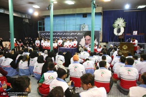 تجدید میثاق جمعی از جوانان هلال احمر با آرمان های حضرت امام خمینی (س)