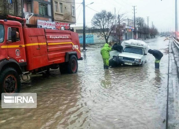 بارش شدید باران موجب ابگرفتگی معابر شهر نورآباد شد