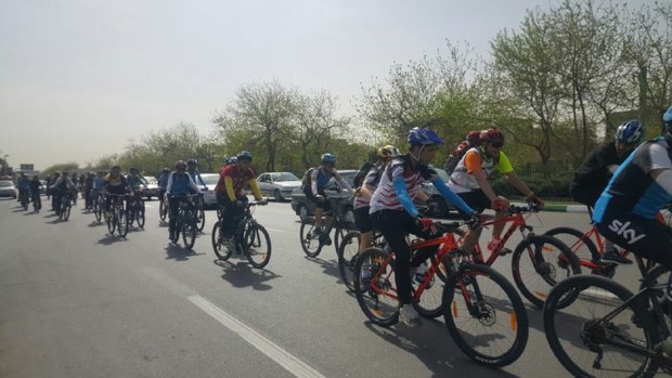دوچرخه سواری همگانی در مشهد برگزار شد