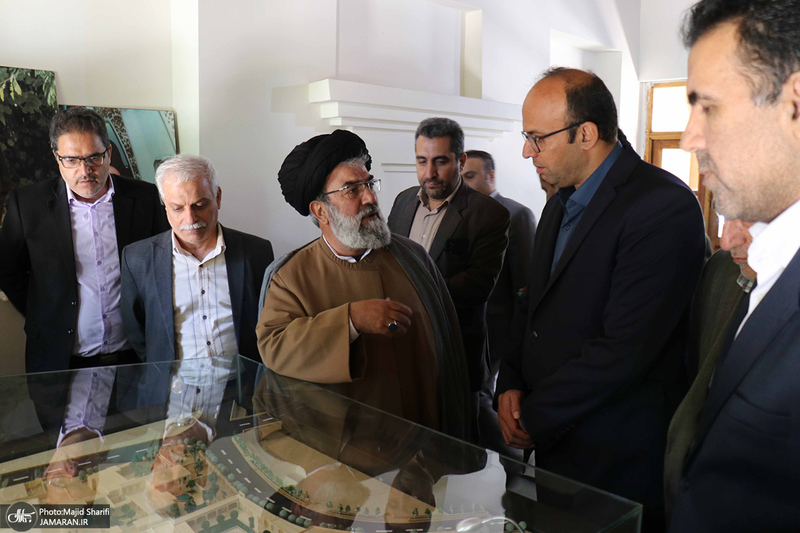بازدید جمعی از کارکنان وزارت اقتصاد و دارایی استان مرکزی از بیت و زادگاه حضرت امام خمینی (س)