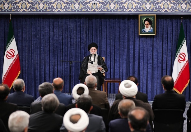 الإمام الخامنئی: یجب عدم إفلات المجرمین من العقاب.. الله تعالى ضمن النصر للشعب الإیرانی