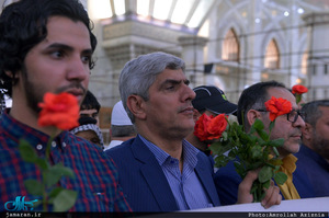 ادای احترام جمعی از خانواده های شهدای مقاومت اسلامی عراق نسبت به حضرت امام(س) 
