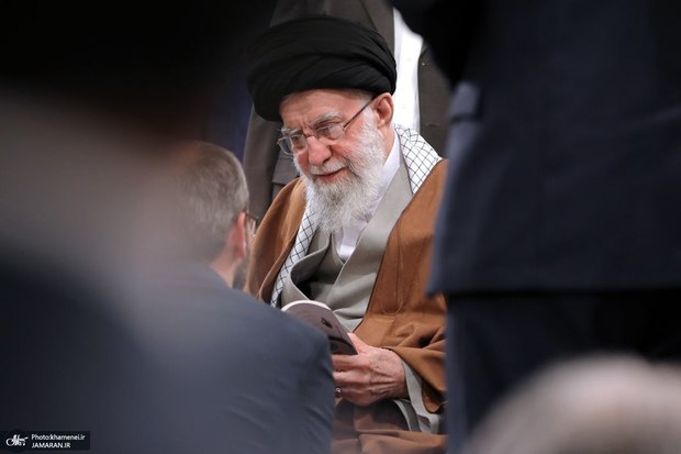 اشک‌های رهبر انقلاب از شعری در مورد مکالمه شهید کاظمی با شهید باکری + فیلم