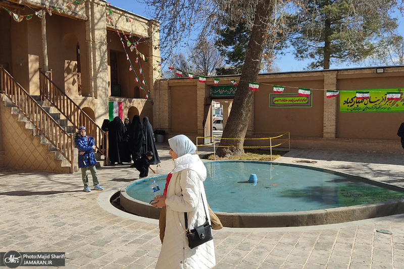 حضور اقشار مختلف مردم به مناسبت دهه فجر در بیت تاریخی امام خمینی (س)