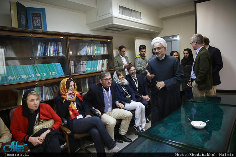 دیدار  گردشگران آلمانی و اتریشی با حجت الاسلام والمسلمین دکتر مقدم 