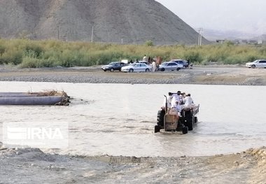 نجات جان مادر باردار قصرقندی از سیل به وسیله تراکتور