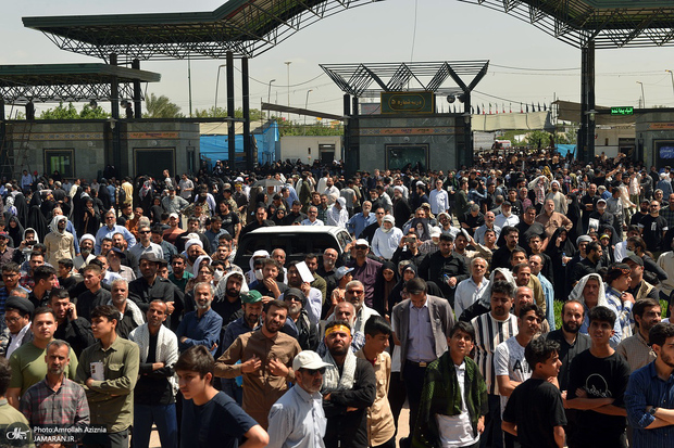  نگاهی نزدیک به حضور اقشار مختلف مردم در مراسم سی و چهارمین سالگرد ارتحال امام خمینی (س)
