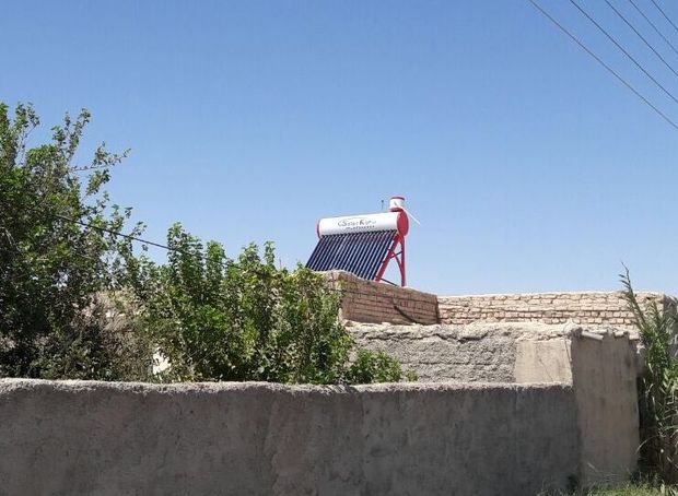 110 دستگاه آبگرمکن خورشیدی در شهرستان هیرمند توزیع شد
