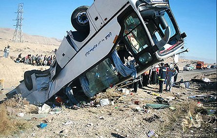 ١٣مصدوم در واژگونی مرگبار مینی‌بوس در جاده مشهد-تربت حیدریه