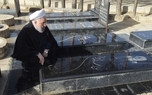 حضور حسن روحانی بر سر مزار والدین خود + عکس ها