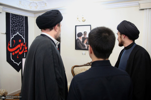 حضور سید حسن خمینی در منزل سردار شهید سلامی با خانواده این شهید والامقام دیدار و گفت‌وگو کرد.