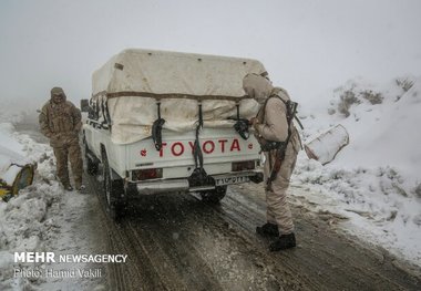 برف و کولاک راه ارتباطی ۸۰ روستا درزنجان را مسدود کرد