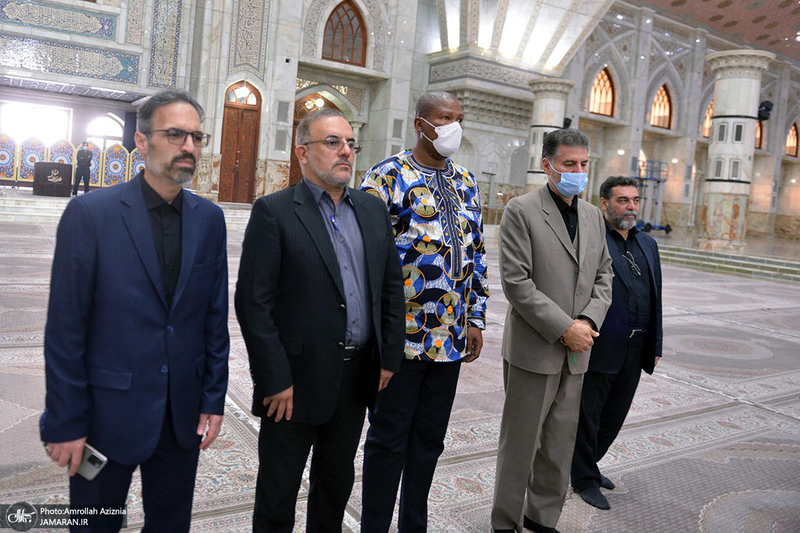 ادای احترام نوه نلسون ماندلا نسبت به مقام شامخ امام خمینی (س)