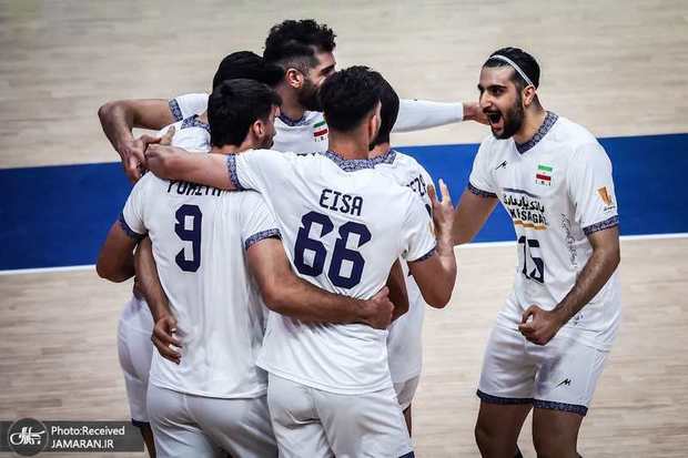 ویدیوی احترام نظامی ملی پوشان والیبال هنگام خواندن سرود ملی ایران 