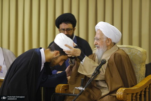 عمامه گذاری طلاب در روز میلاد پیامبر اکرم (ص) و امام صادق (ع) توسط مراجع تقلید