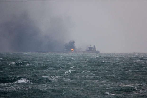 هنوز از زنده یافتن خدمه کشتی ناامید نشده ایم/ نفتکش ممکن است یک ماه در آتش بسوزد