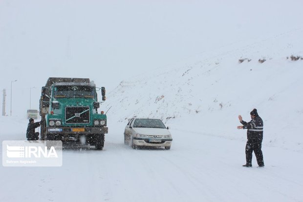 تردد در محورهای کوهستانی گیلان با زنجیرچرخ امکانپذیر است