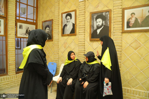 حضور زائران در بیت تاریخی حضرت امام در نجف در روزهای منتهی به اربعین