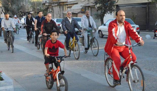 تعدادی از یزدی ها در سالروز ورود آزادگان به کشور رکاب زدند