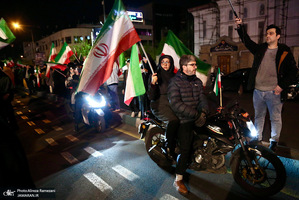 حركت دسته مردمى پرچمداران ايران به مناسبت روز جمهوری اسلامی ایران