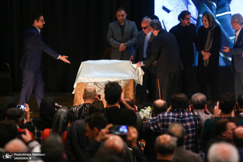 آیین بدرقه استاد محمدعلی اسلامی ندوشن در روزنامه اطلاعات