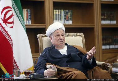  آدم تعجب می‌کند، چگونه 700 تا 800 میلیارد دلار درآمد نفتی را به باد دادند/ تیم رسانه‌ای دولت مناسب پاسخگویی به شبهات همه کینه‌ورزی‌ها نیست/  گروهی از کارشناسان  با اجازه رهبری با آمریکایی‌ها درباره مسایل هسته‌ای مذاکره کرده‌ بودند