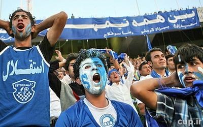 برخی هواداران استقلال به یک خبرنگار حمله کردند!