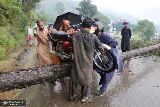 شمار کشته‌شدگان سیل در پاکستان به ۳۰۰ نفر افزایش یافت + عکس ها