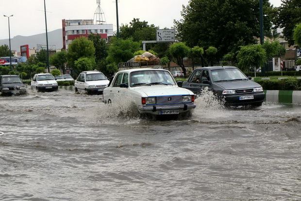 بارش باران پاییزی موجب آبگرفتگی معابر ارومیه شد