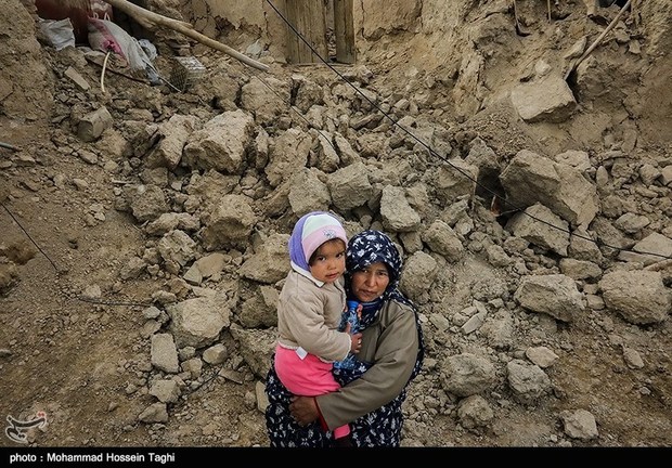 خدمت‌رسانی خادمان بارگاه منور رضوی به زلزله زدگان خراسان رضوی+فیلم