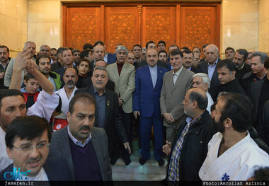 تجدید میثاق وزیر ورزش و جوانان و جمعی از ورزشکاران با آرمان های حضرت امام(س) 